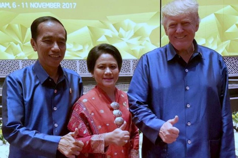 Ibu Iriana Asik Diajak Ngobrol Sampai Foto Bareng Donald Trump Begini Nih Ekspresi Jokowi Cemburu Pak