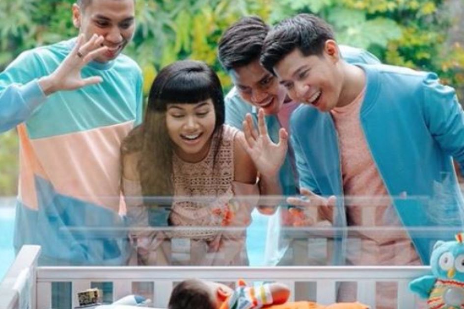 Menyentuh Dan Syarat Makna Video Klip Melawan Dunia Milik Ran Feat Yura Yunita Rilis Wajib Tonton Nih Menyentuh Dan Syarat Makna Video Klip Melawan Dunia Milik Ran Feat Yura Yunita Rilis Wajib Tonton Nih