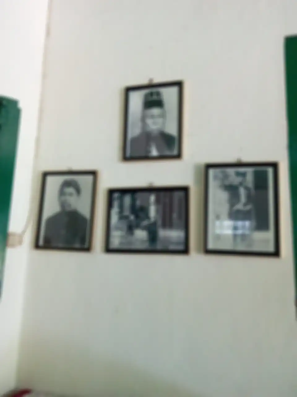 Foto-foto Radjiman yang terpasang di dinding rumahnya. 