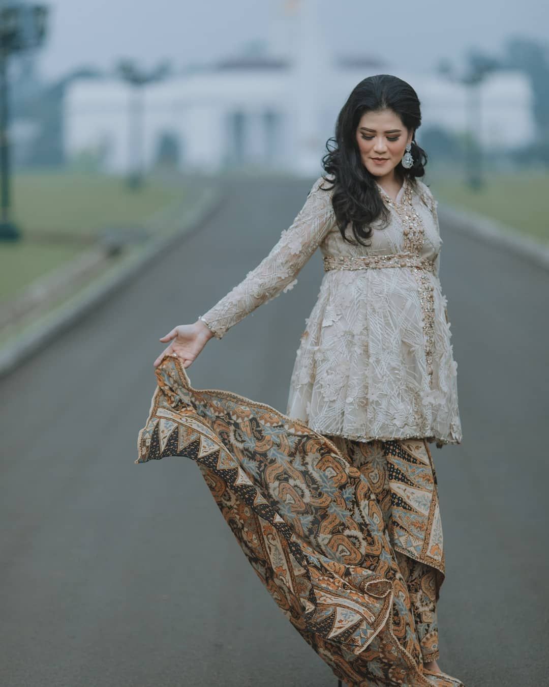 Sederet Potret Kahiyang Ayu Pakai Kebaya Saat Hamil Cantik