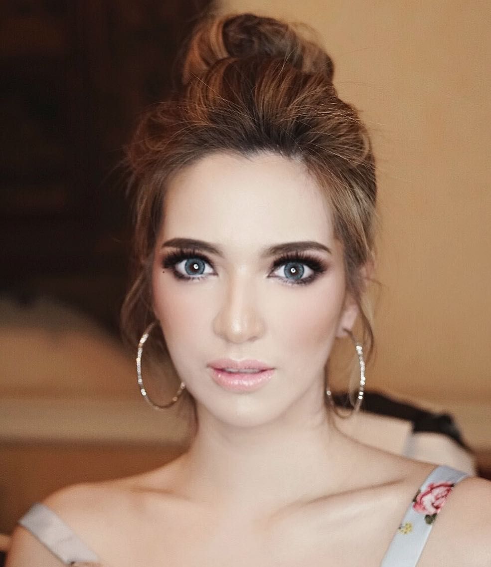 Cantiknya Gaya Makeup Nia Ramadhani Dengan Pulasan Bibir Glossy