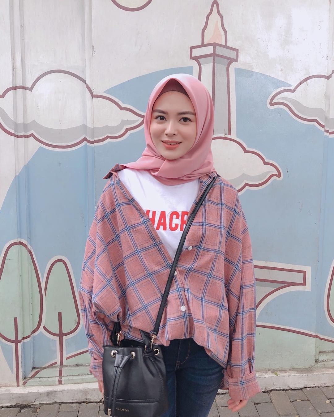 Inspirasi Mix And Match Hijab Pastel Ala Ayana Moon Seleb Korea