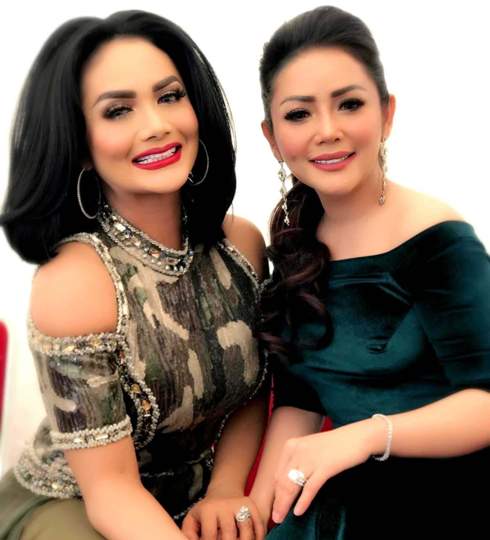 Mengintip Penampilan Cetar Krisdayanti VS Kristina Saat Umrah yuk Lihat Semua Halaman Grid