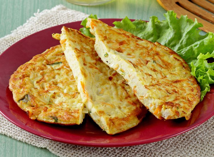 Omelet kari udang yang lezat dan menggugah selera, disajikan dengan hiasan daun ketumbar segar