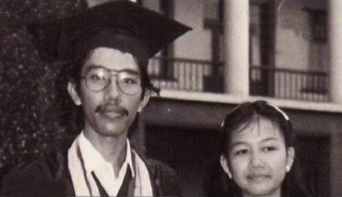 Suaminya Berulang Tahun Ke 59 Begini Kisah Cinta Jokowi Yang Bertemu Iriana Di Pinggir Kali Hingga Alasan Ibu Negara Jatuh Cinta Padanya Kumisnya Itu Lho Nyelekuntir Semua Halaman Grid Fame