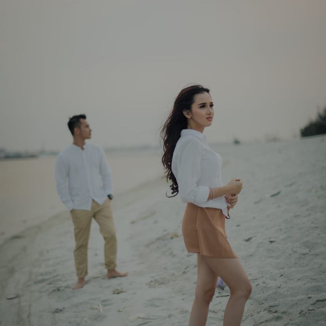 Keren Foto Prewed Baju Putih Celana Hitam Gallery Pre Wedding