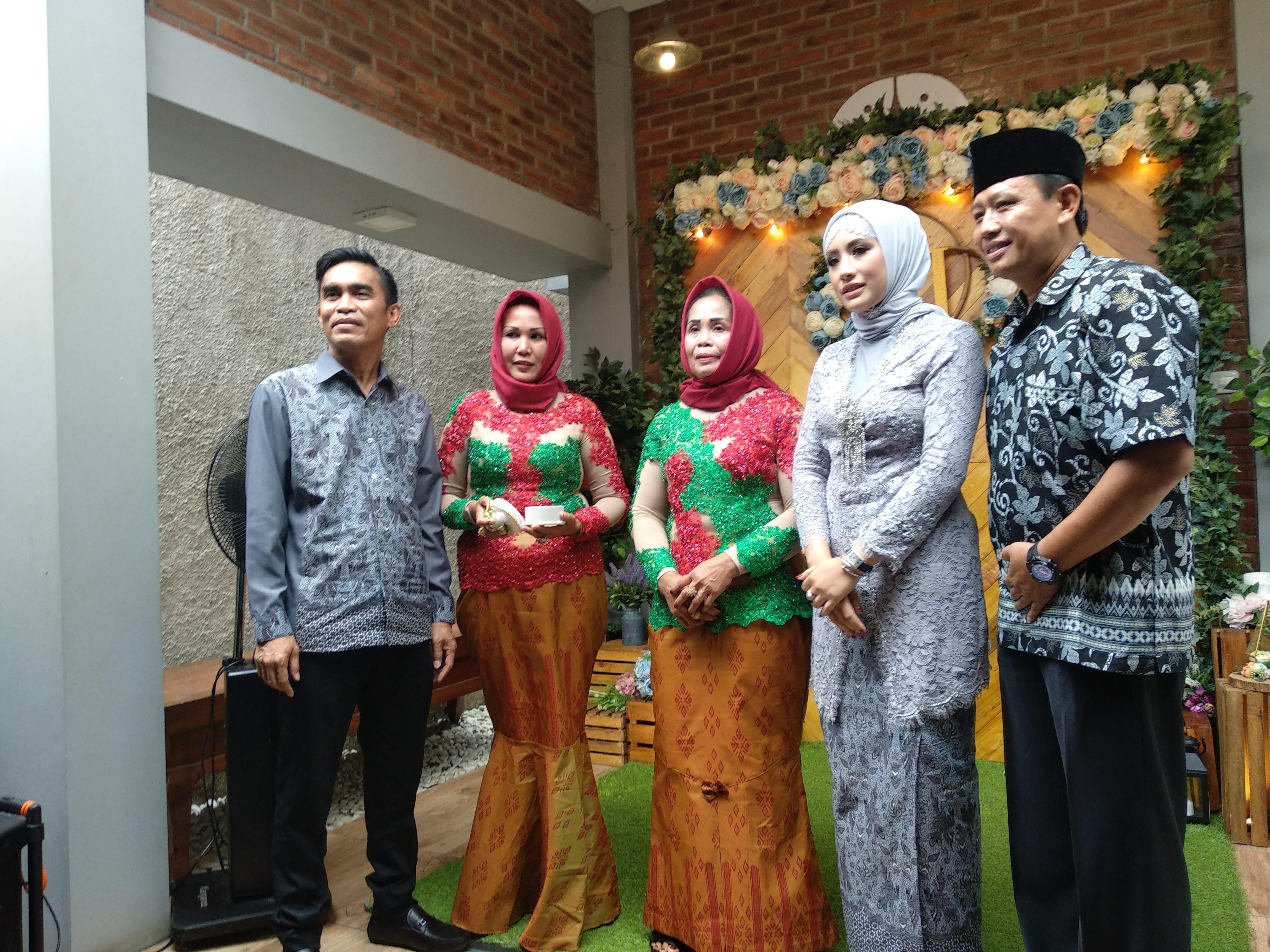 Shinta Bachir Sempat Terseret Kasus Prostitusi Begini Komentar Calon Suami Semua Halaman Grid ID