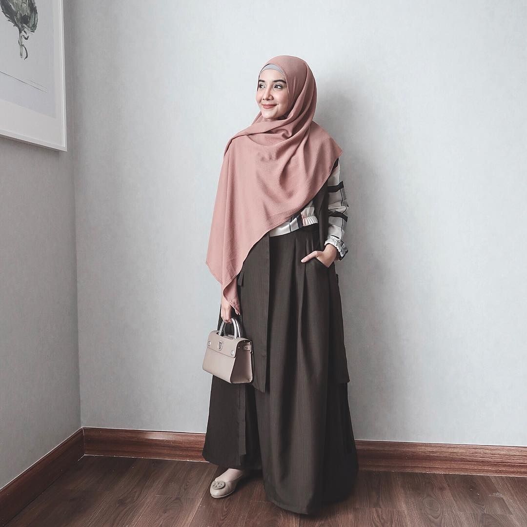 Inspirasi 5 Gaya Hijab Syari Zaskia Sungkar Yang Simpel Dan Modis
