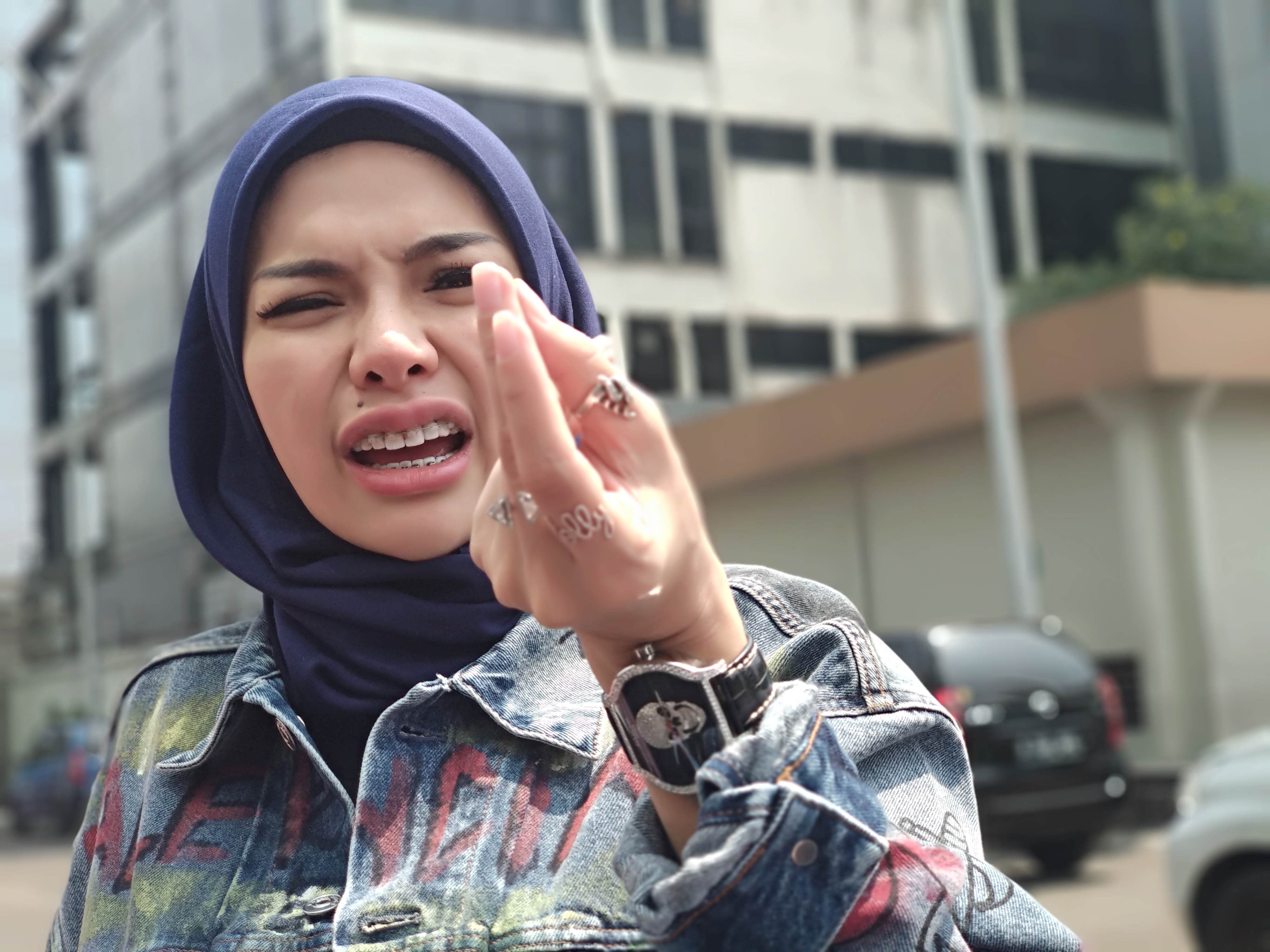 Berita Rugi Terbaru Hari Ini Dituding Lepas Hijab Nikita Mirzani Masalahnya Apa Kan Nggak Bikin Rugi