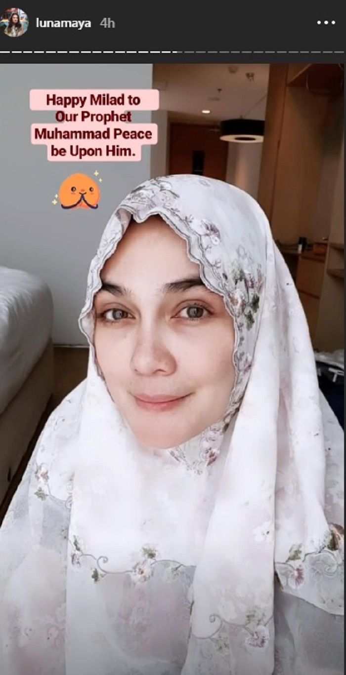 Luna Maya Dan Syahrini Sama Sama Kenakan Hijab Cantik Mana Hayo