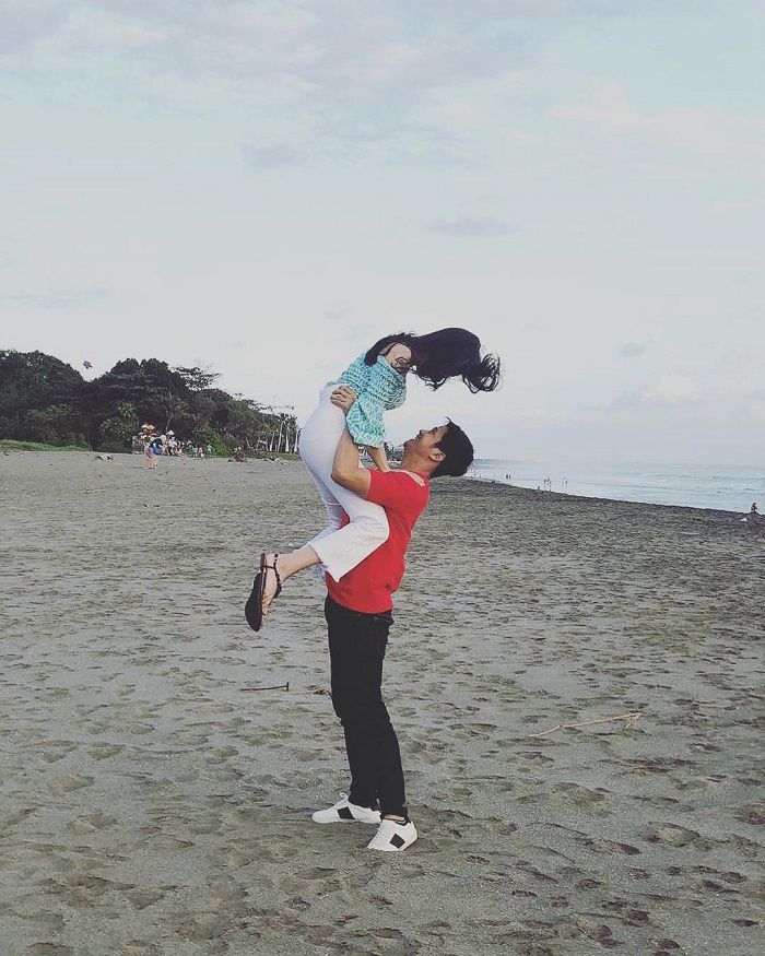 5400 Gambar Romantis Di Gendong Terbaik
