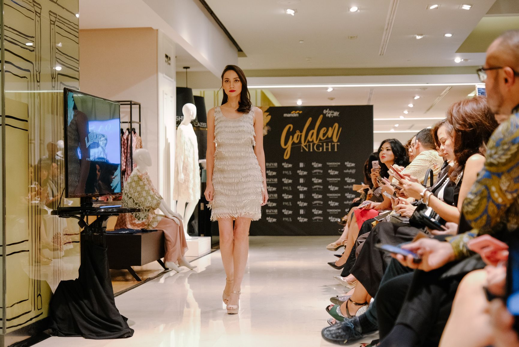 Galleries Lafayette Luncurkan Koleksi Gaun Sambut Suasana Natal Semua Halaman Stylo ID
