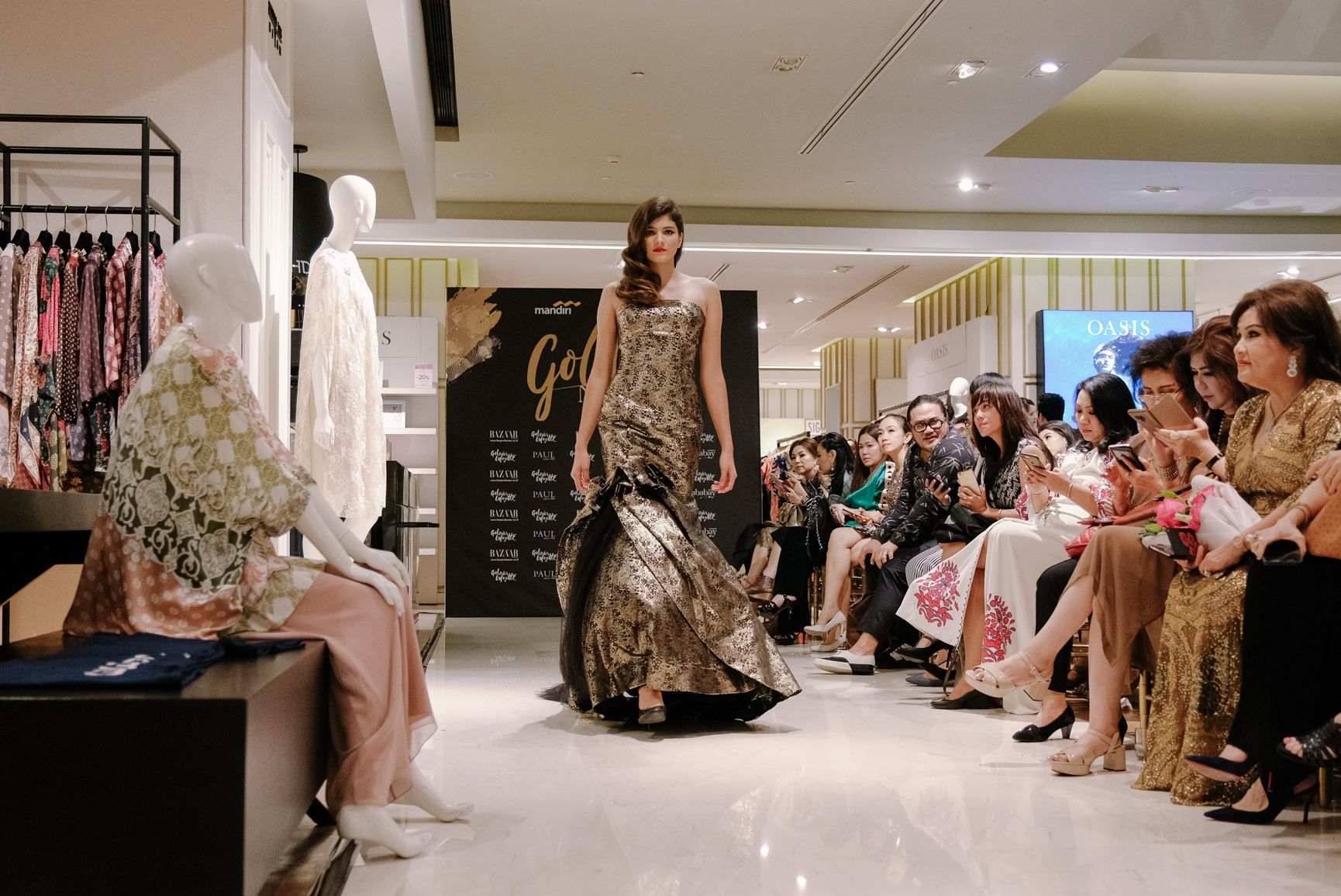 Galleries Lafayette Luncurkan Koleksi Gaun Sambut Suasana Natal Semua Halaman Stylo ID