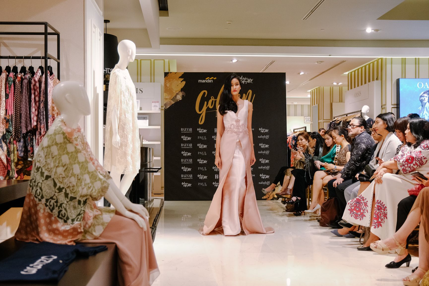 Galleries Lafayette Luncurkan Koleksi Gaun Sambut Suasana Natal Semua Halaman Stylo ID