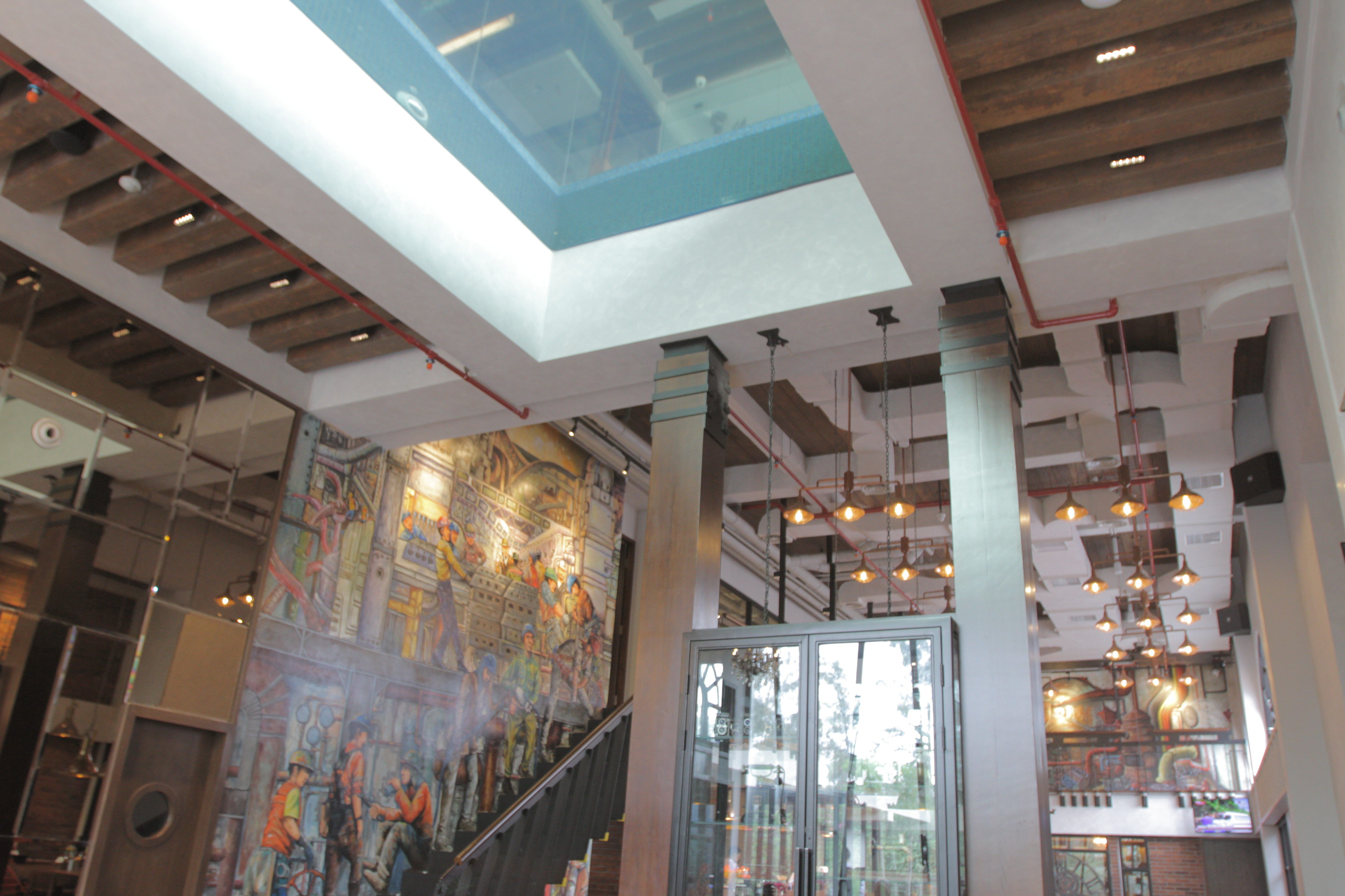 Wow Ini Hotel dengan Kolam Renang Transparan Pertama di Indonesia Semua Halaman Nakita ID