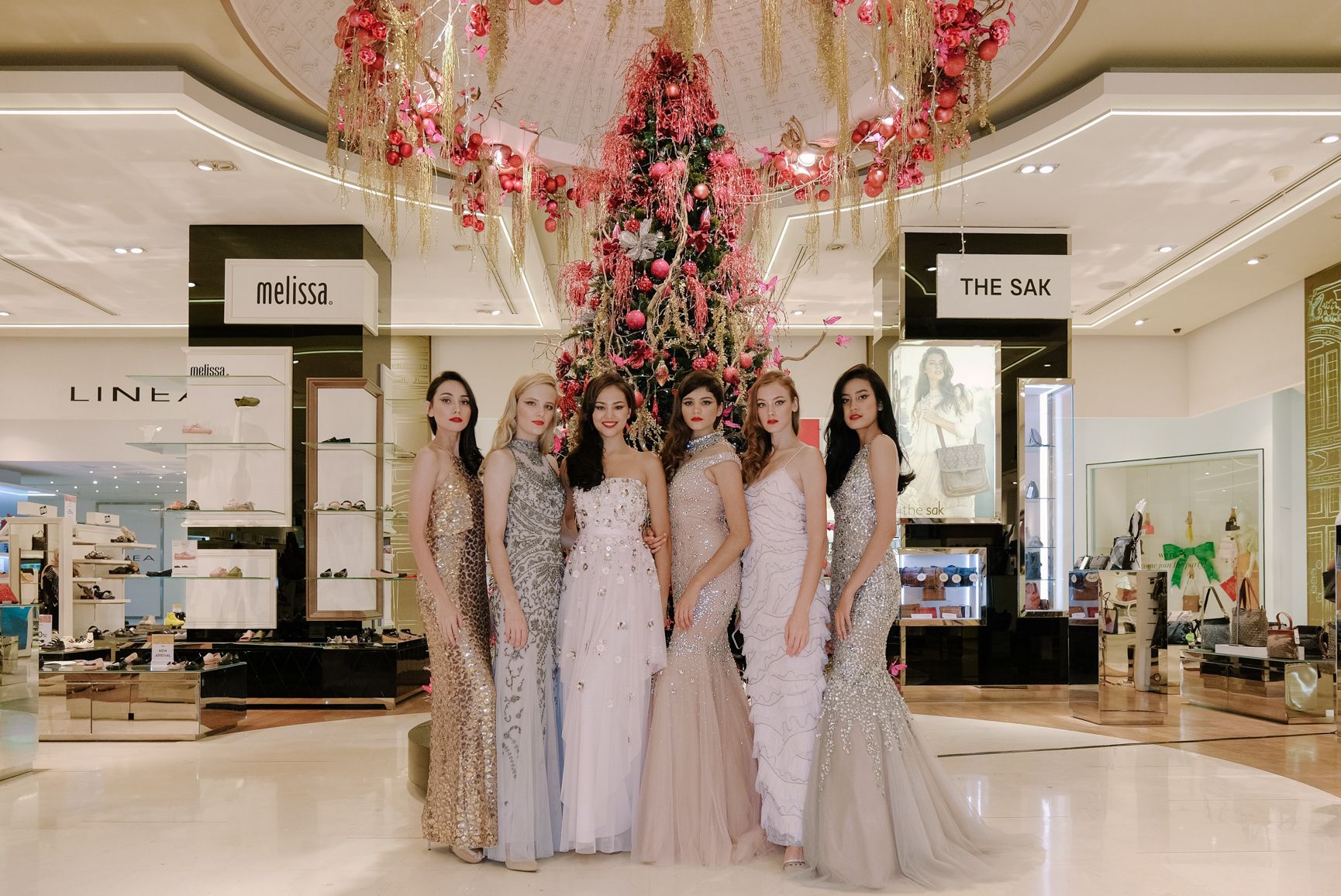 Galleries Lafayette Luncurkan Koleksi Gaun Sambut Suasana Natal Semua Halaman Stylo ID
