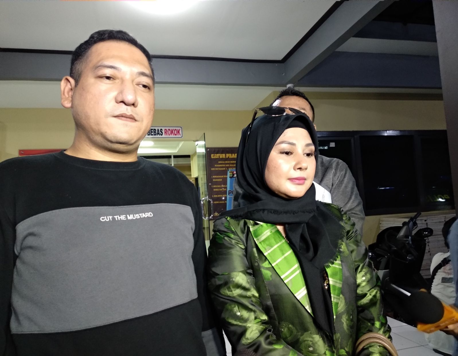 Ditangkap Karena Kasus Narkoba Sandy Tumiwa Menangis Dijenguk Istri Grid ID