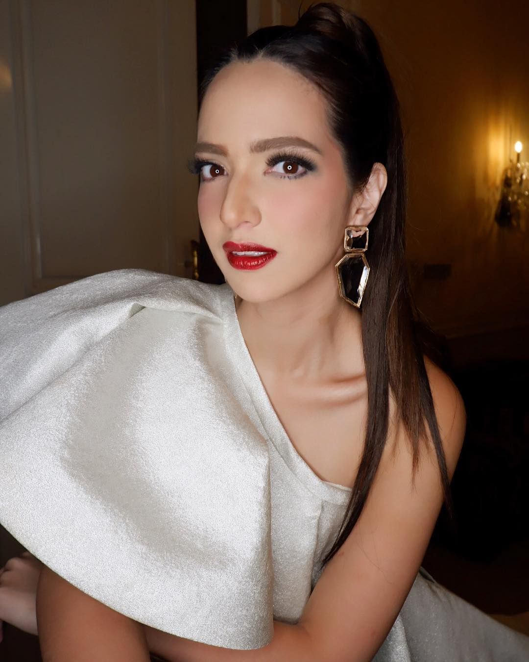 Dibilang Mirip Barbie Inilah Penampilan Cetar Menantu Keluarga