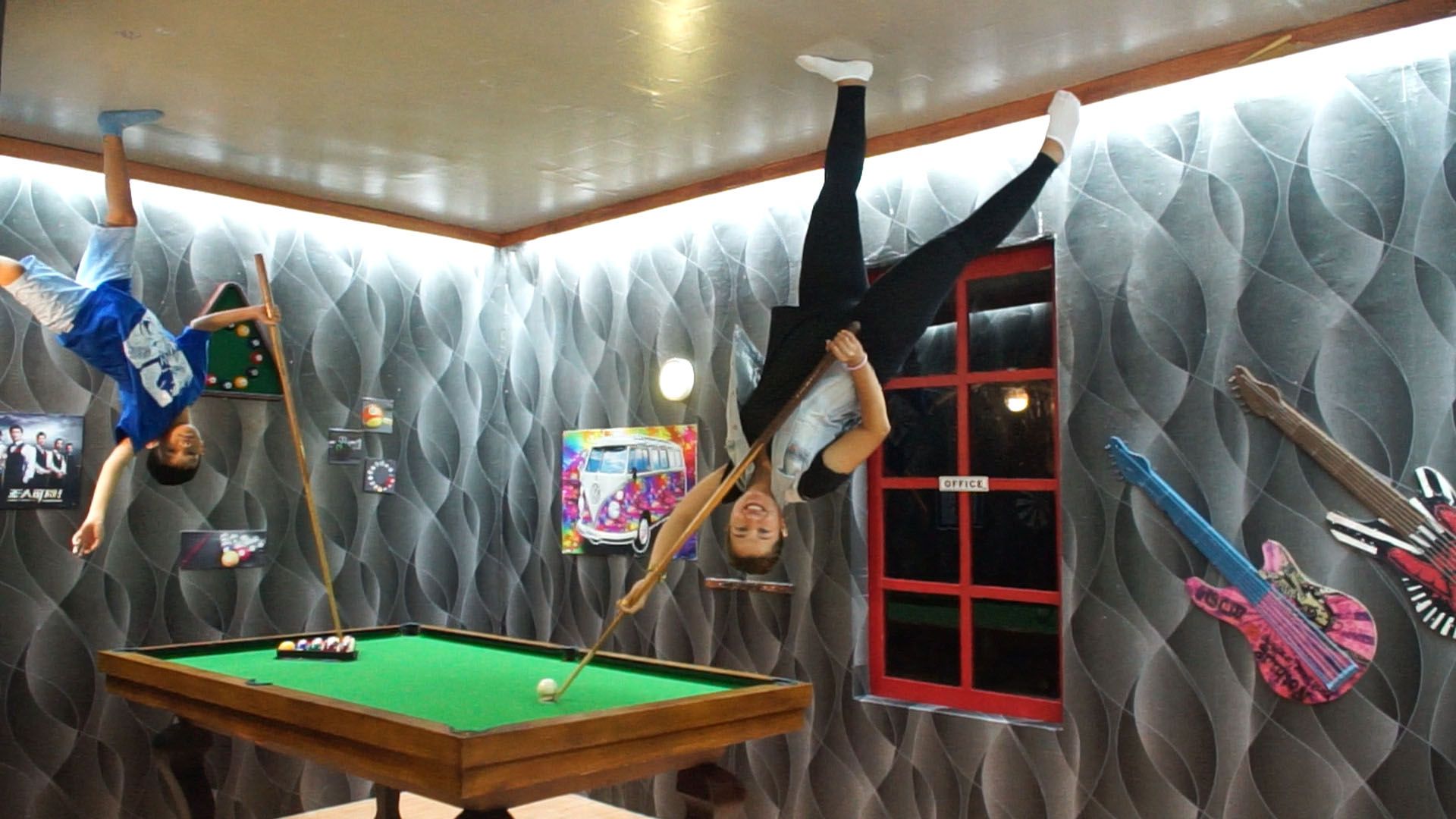 Liburan Beda di Upside Down World Bandung Serunya Sensasi Foto di Ruangan Terbalik Semua Halaman Nakita ID
