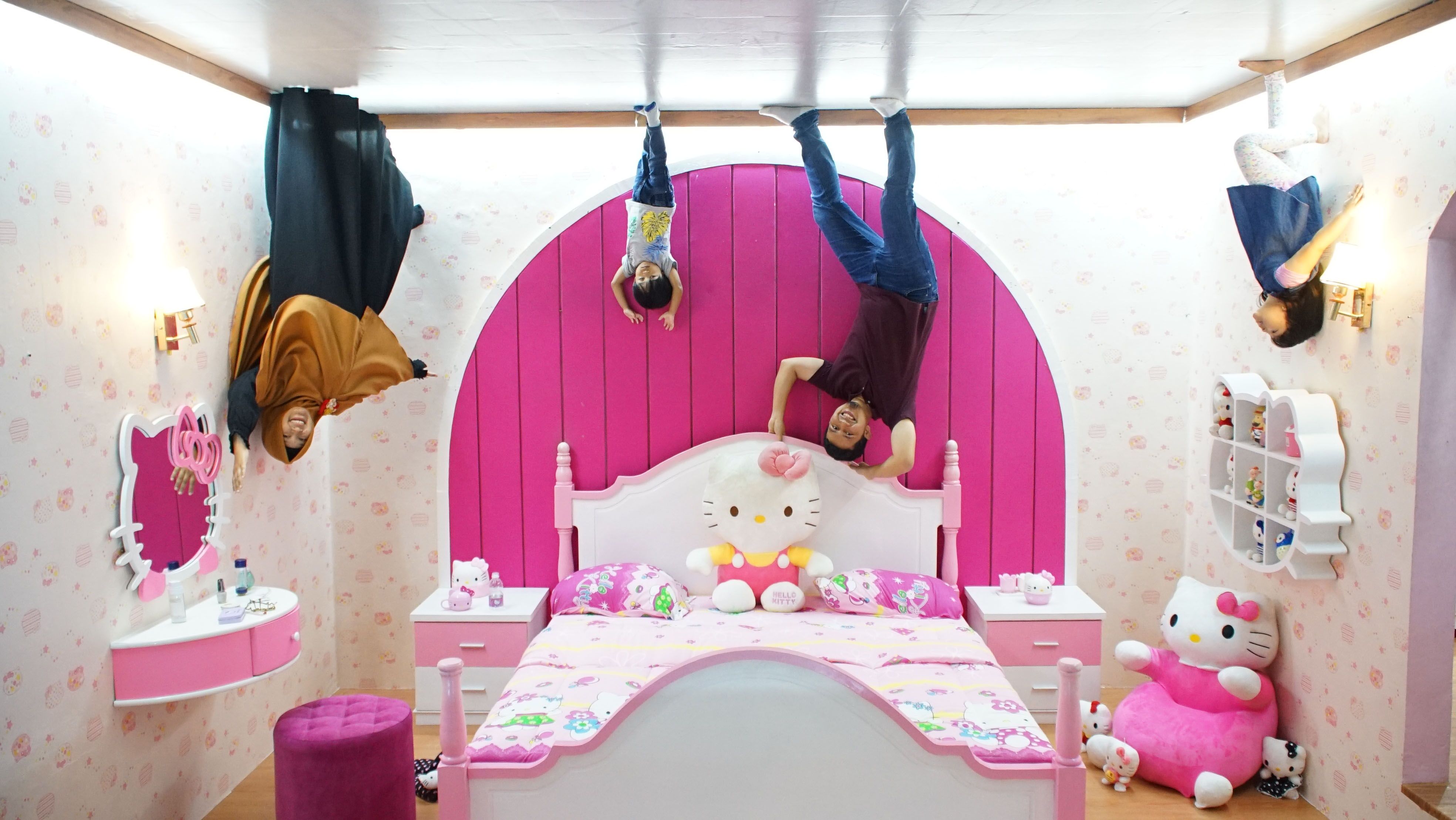 Liburan Beda di Upside Down World Bandung Serunya Sensasi Foto di Ruangan Terbalik Semua Halaman Nakita ID