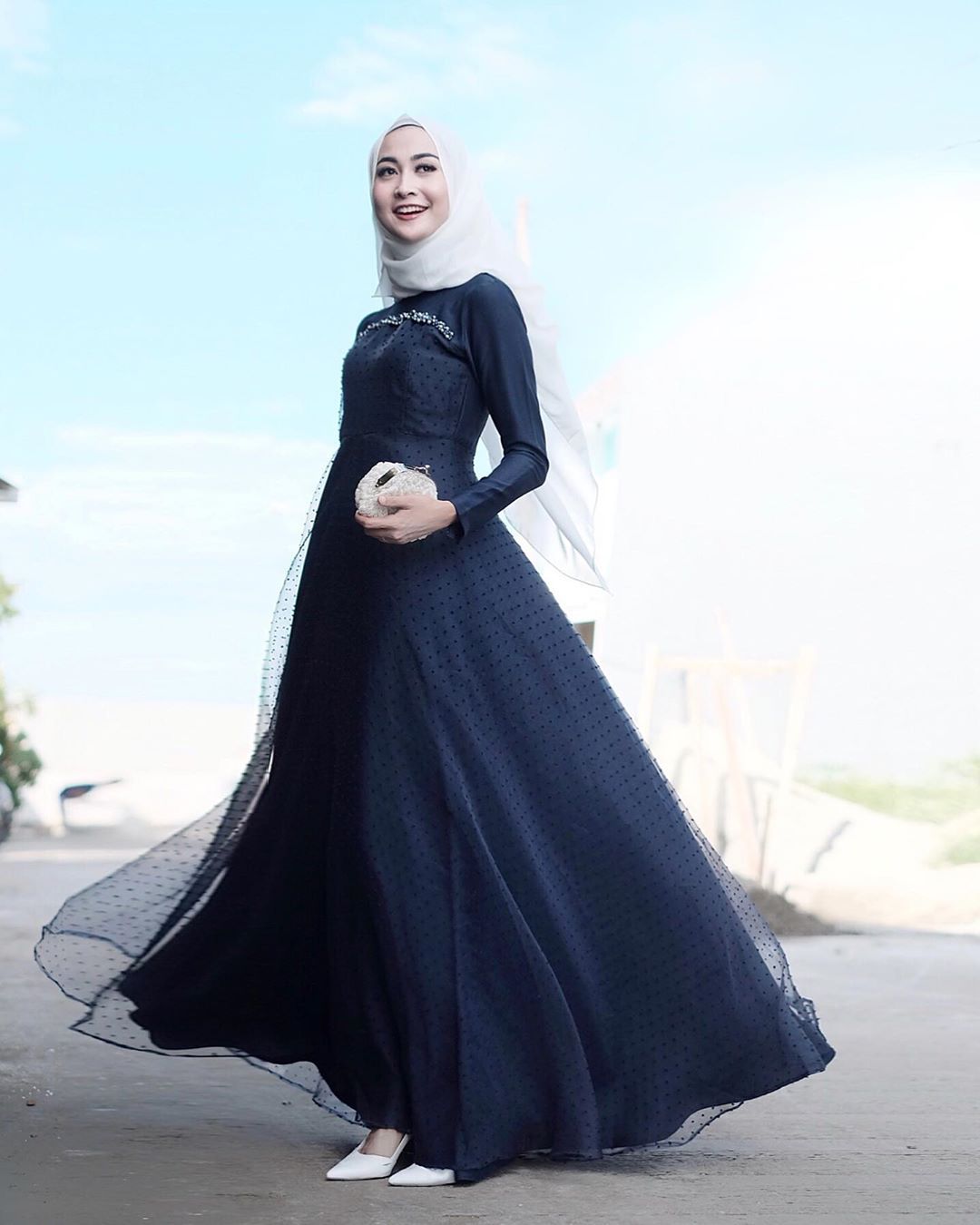 Kebaya Biru Navy Cocok Dengan Jilbab Warna Apa