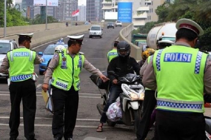 Viral Video Oknum Polisi Lalu Lintas Sumpal Mulut Wanita