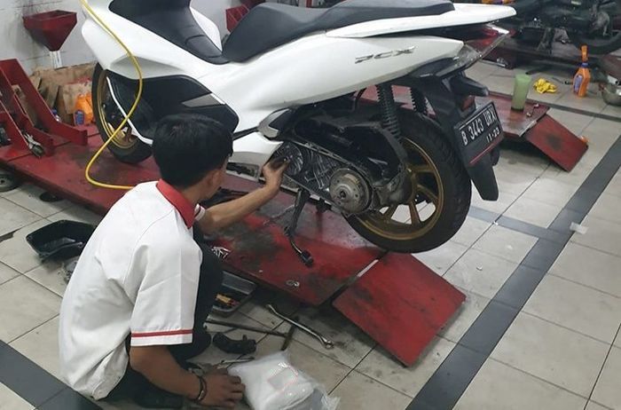 Atasi Gredek Honda PCX 150 Tak Perlu Servis Apalagi Ganti Part Tapi Cukup  Mainin Gas dan Rem, Begini Caranya - Semua Halaman - Motorplus
