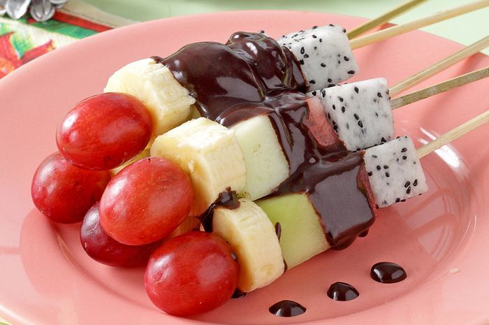 Resep Sate Buah Vla Cokelat Enak Ini Bikin Si Kecil Lebih Tertarik Untuk Menyantap Buah - Semua Halaman - Sajian Sedap