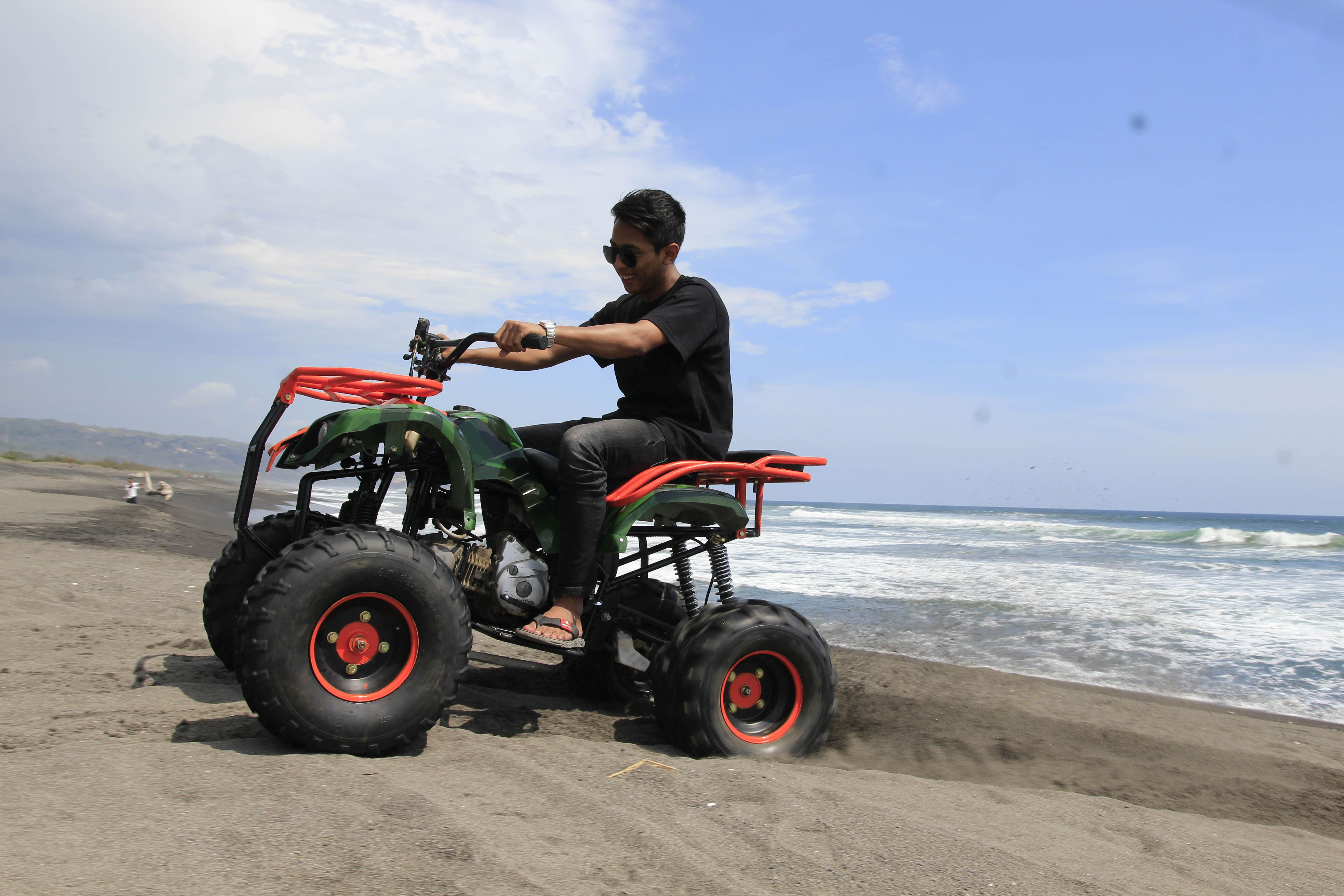 Sensasi Menggeber ATV Custom Bermesin Honda Supra Di Pinggir Pantai