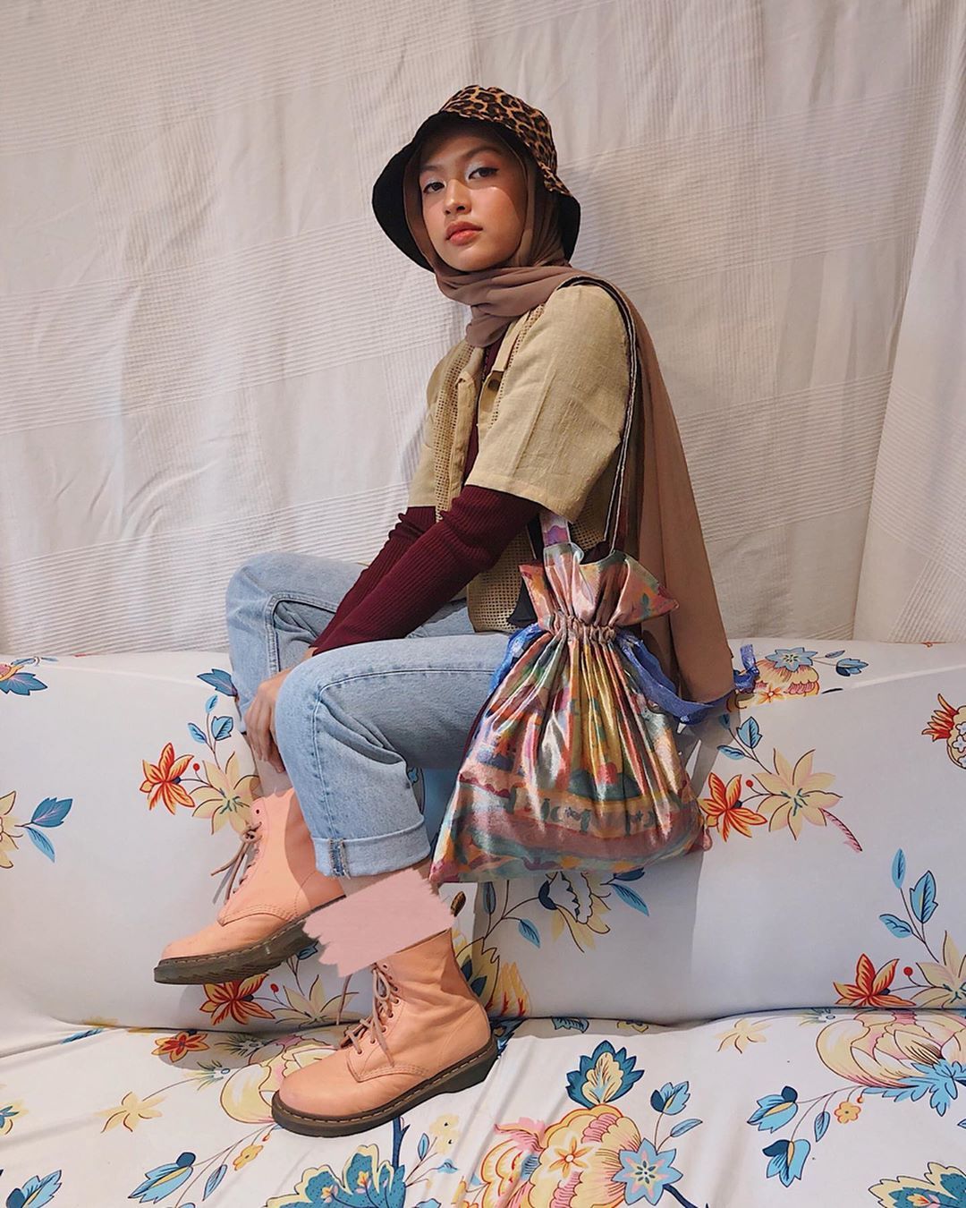 Lagi Ngetren Ini 5 Inspirasi Gaya Kece Ala Seleb Muda Pakai Animal Print Bucket Hat Semua Halaman Cewekbanget