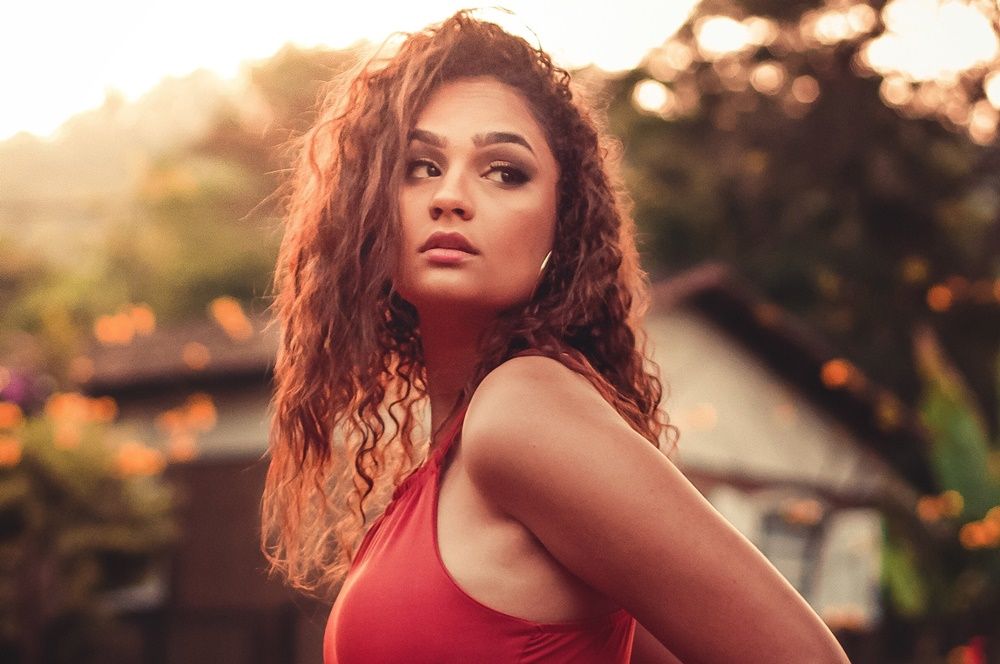 3 Cara Merawat Rambut Keriting Dan Mengembang Ala Wizzy Bisa Dicoba Nih Cewekbanget