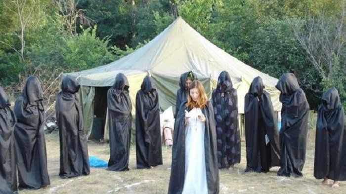 Punya Ritual Malam Hari Yang Aneh Dan Nabi Perempuan Inilah Kerajaan Ubur Ubur Dengan Seorang Ratu Yang Kondisinya Memilukan Semua Halaman Intisari