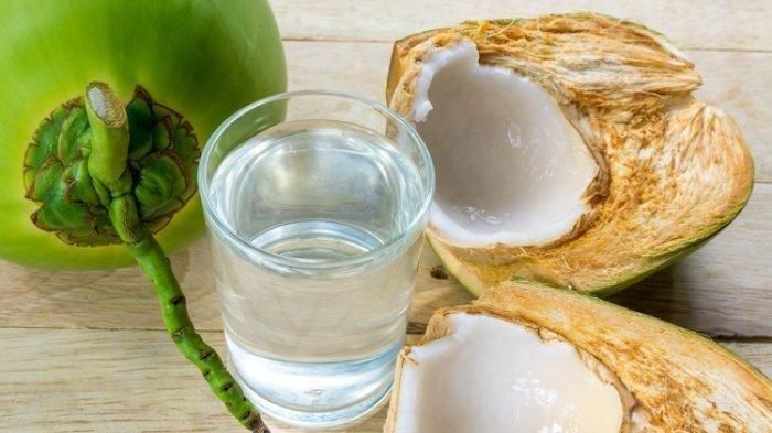 Yuk Simak Manfaat Air Kelapa Muda Panas 