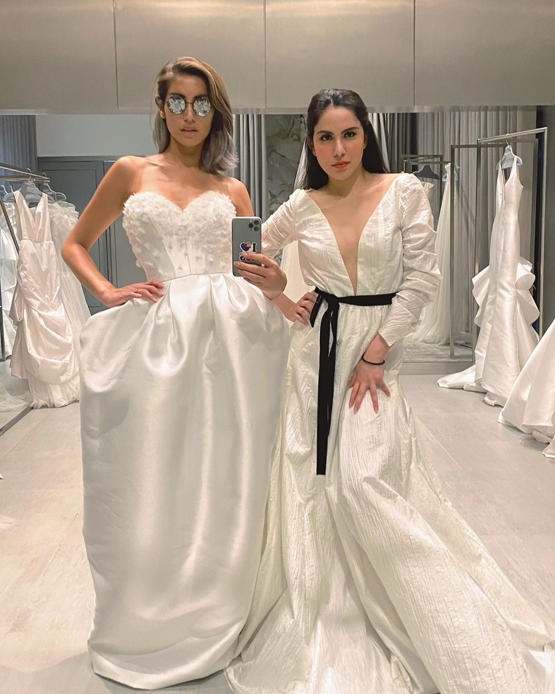 Coba Gaun Pengantin Seksi dengan Bahu Terbuka dan Belahan Tinggi Coba Gaun Pengantin Seksi dengan Bahu Terbuka dan Belahan Tinggi