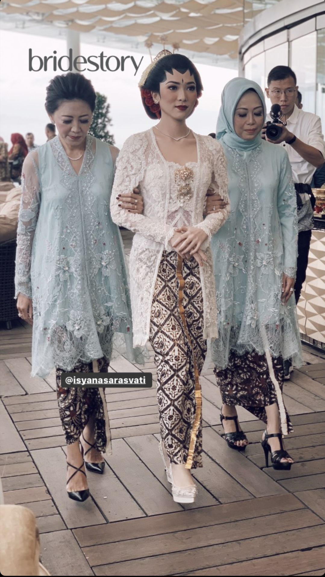 Resmi Menikah Hari Ini Cantiknya Isyana Sarasvati Dalam Balutan Kebaya Adat Jawa Saat Akad Nikah Hari Patah Hati Nasional Semua Halaman Stylo