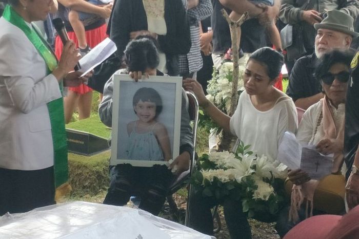 Berada Di Samping Anaknya Sebelum Terjatuh Dari Apartemen Milik Marshanda Hingga Tewas Polisi Sebut Suami Karen Pooroe Dipenjara Gegara Headset Ini Penjelasannya<script async src=