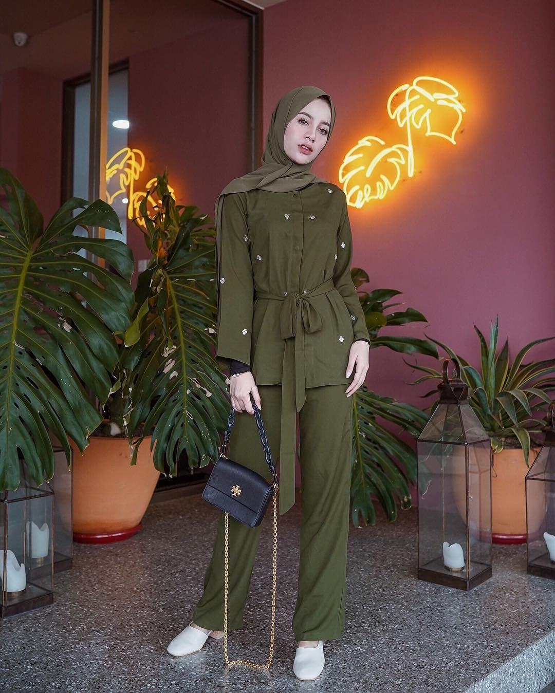 7 Ide Gaya Hijab Modis Dengan Warna Hijau Olive Adem Dan Santun Semua Halaman Cewekbanget