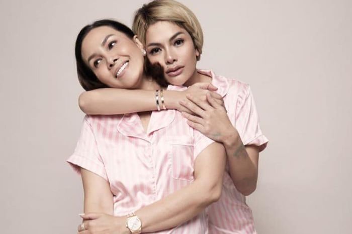 Suaminya Yang Mualaf Sempat Adzankan Arkana Mawardi Meski Bukan Ayah Kandung Rupanya Ini Pekerjaan Fitri Salhuteru Sahabat Nikita Mirzani Yang Selalu Hidup Glamor Semua Halaman Grid Star