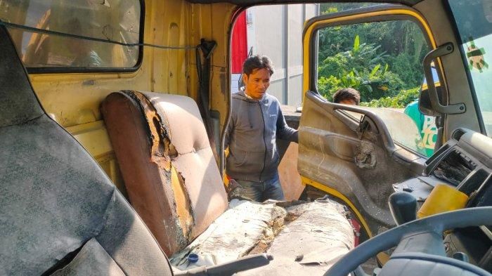 Seorang Wanita Dibakar Hidup Hidup Di Dalam Mobil