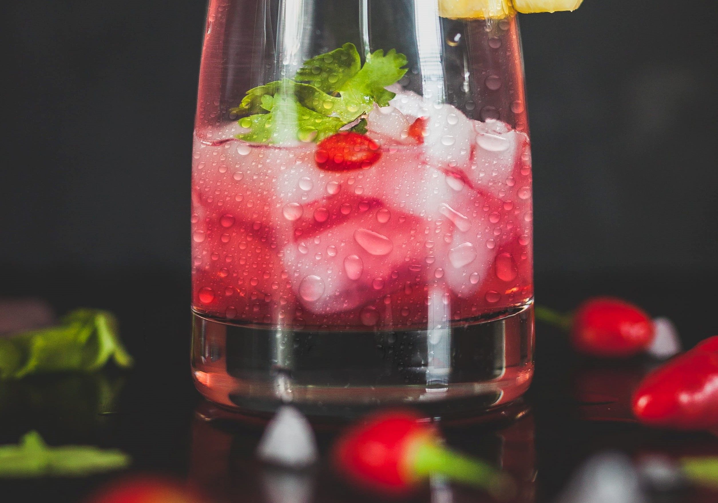 Setelah Menuang Air Dingin ke Dalam Gelas, Bagian Luar Gelas akan Ikut