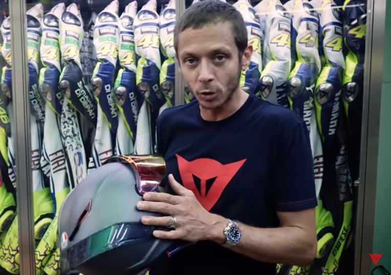 Dasar Valentino Rossi, Simpelnya Bedakan Helm Balap MotoGP AGV Pista GP-R  dengan GP-RR, Televisi dengan Bioskop - Motorplus