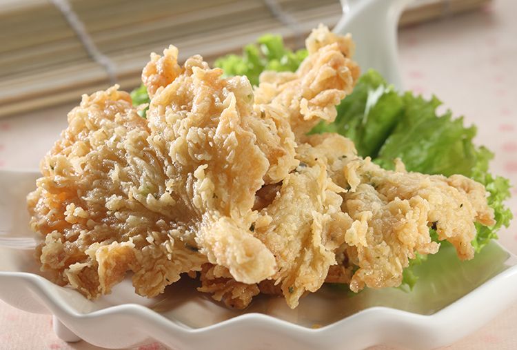 Sepiring jamur goreng tepung renyah dengan lapisan tepung gurih, camilan sempurna untuk segala suasana