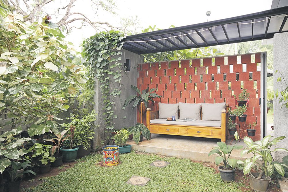 Diletakkan Di Depan Rumah Atau Di Balkon Teras Butuh Sentuhan Dekorasi Yang Berbeda Ini Penjelasannya Semua Halaman Idea