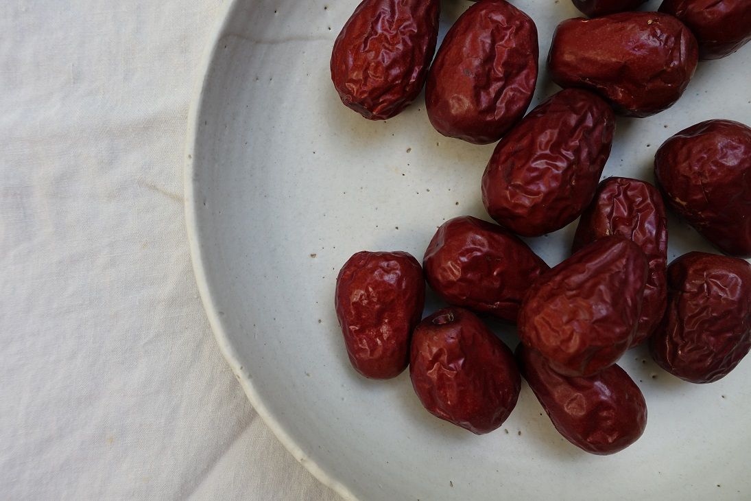 Ada yang Berbuka Puasa dengan Kurma, Ada Juga yang Minum Air Lebih Dulu