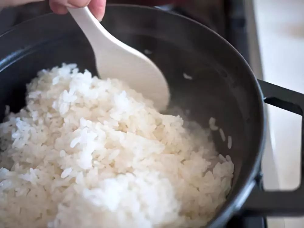 Рис замоченный в воде. Замачивать рис на ночь. В чем готовят рис японцы. Замоченный рис во сне увидеть. Замачивание риса в воде