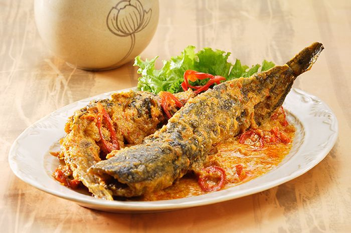 Mangut lele dengan kuah santan kental, lele goreng yang gurih berpadu dengan rempah pedas khas Jawa