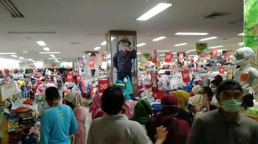 Bahagia Belanja Berdesak-desakan Langgar PSBB, Para Pembeli Kini ...