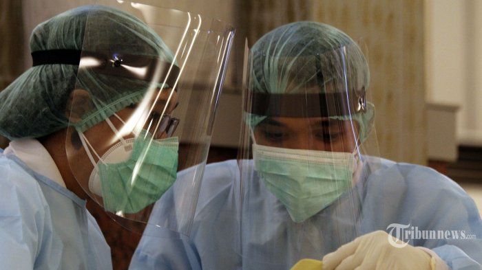 Pelindung wajah atau face shield dipakai oleh tenaga kesehatan.