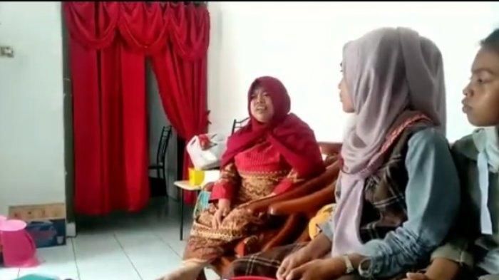 Ruang tamu di rumah Kekeyi