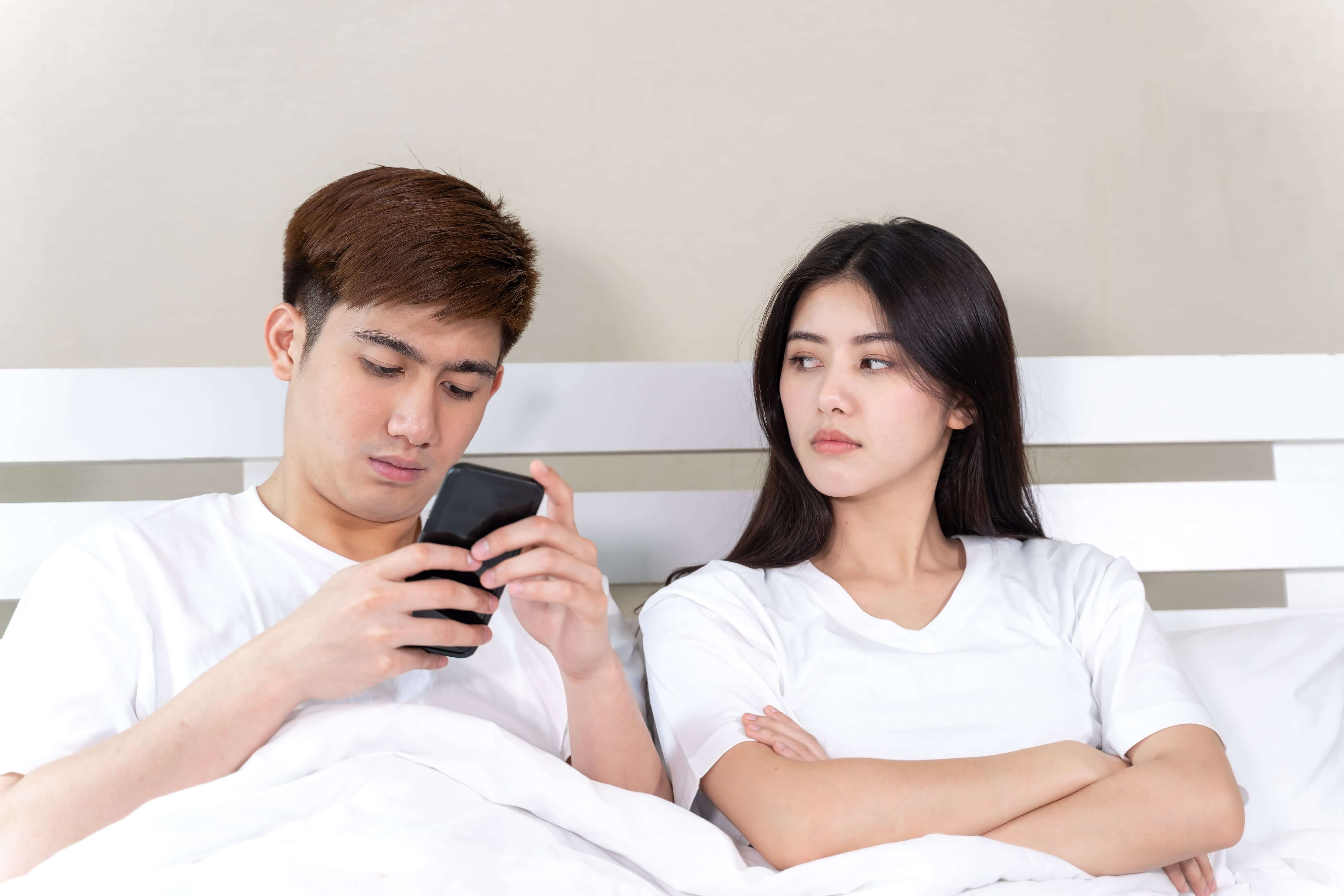 Stop Galau Sendiri! Begini Cara Bijak Menghadapi Pasangan yang Masih Sering  Berhubungan dengan Mantannya - Semua Halaman - Stylo